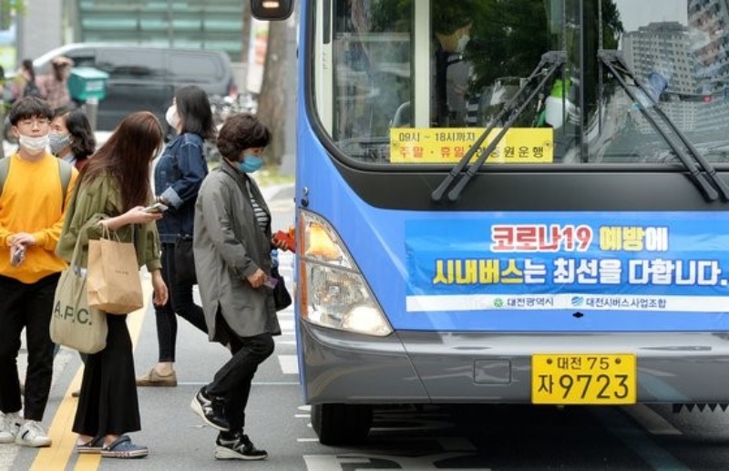 ▲為了防止新冠肺炎透過大眾運輸系統傳染，南韓宣布 26 日起須戴口罩才可搭乘公車、出租車等。（圖／翻攝自南韓中央日報）