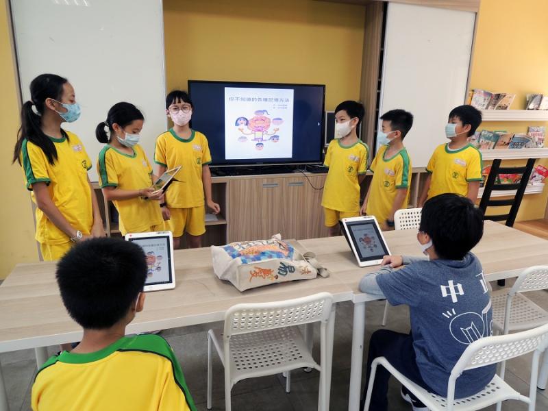 ▲新北市新店區中正國小資優班利用線上數學遊戲教材、利用3D列印媒材進行桌遊設計,設計電子小書。(圖/新北市教育局提供)