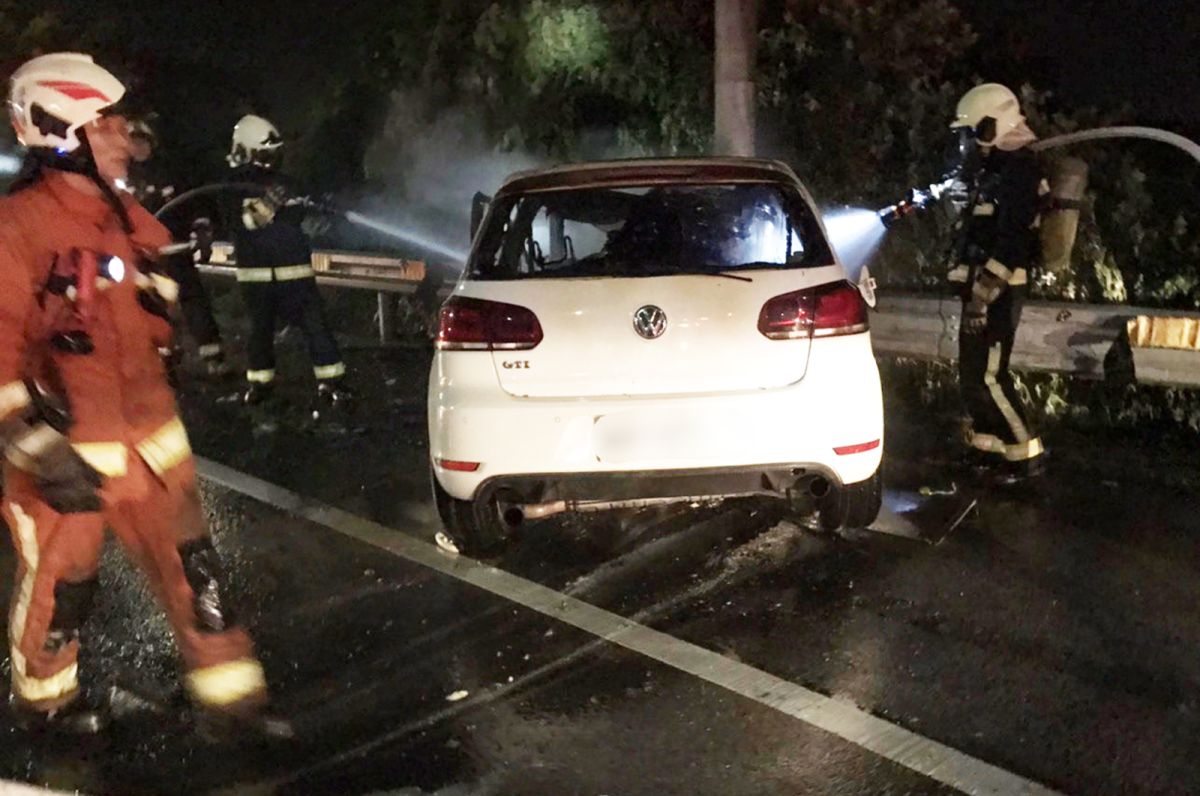 ▲桃園市大園區昨晚發生一起自撞火燒車意外，駕駛連同2名乘客都不幸喪生。（圖／桃園市消防局提供）