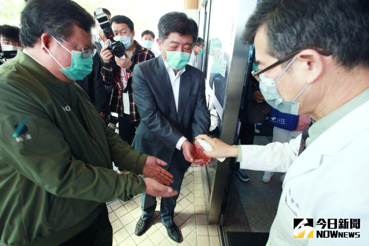 ▲拚防疫有成的陳時中部長，現在成了各縣市搶手的拚觀光代言人。圖為今年2月29日陳時中視察桃園醫院時，在門口進行消毒手部的情況。（圖／資料照片）