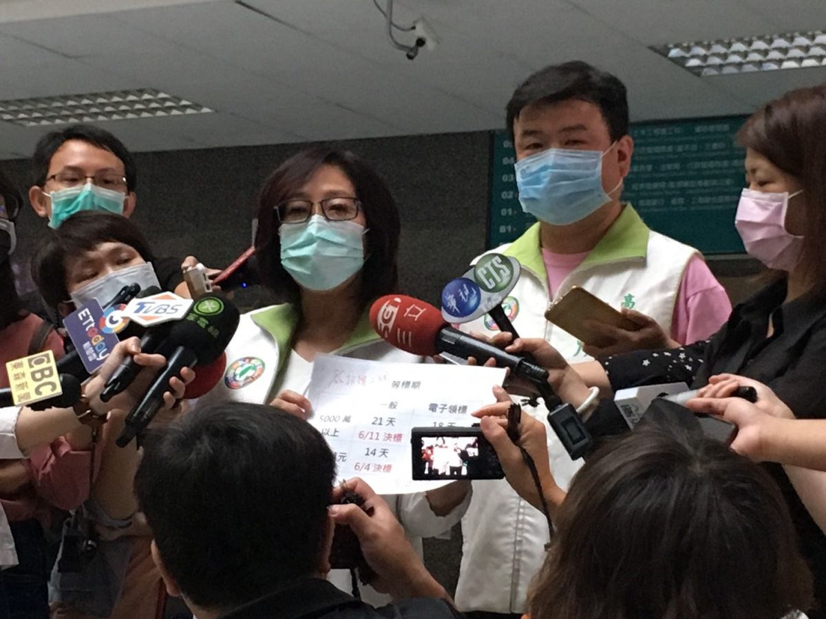 ▲高市砸5千萬辦振興嘉年華，高市議員康裕成及簡煥宗質疑，市府在閃避採購的規定。（圖／記者郭凱杰翻攝，2020.05.26）