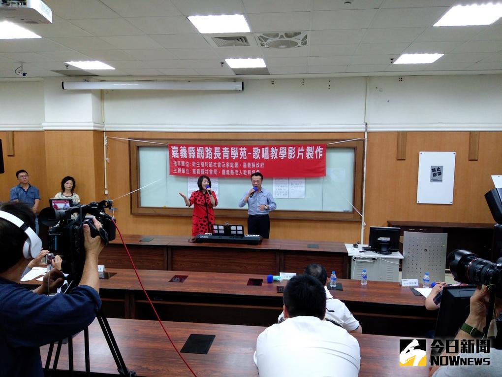 ▲縣長翁章梁關心防疫版歌唱教學影片錄製與上網，應邀高歌開錄並與江枋稘老師合唱。（圖／記者任禮清攝2020.05.26）