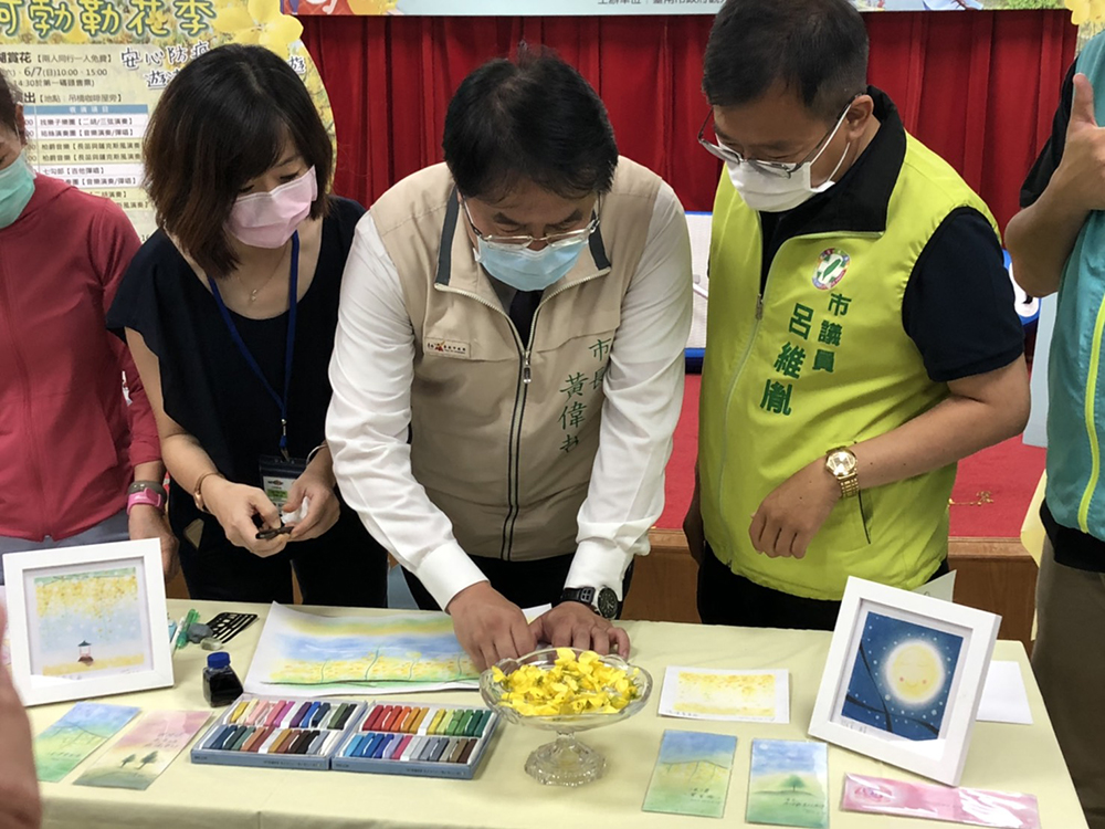 ▲台南市長黃偉哲仔細為粉彩畫上色（圖／記者林怡孜攝，2020,05,26）