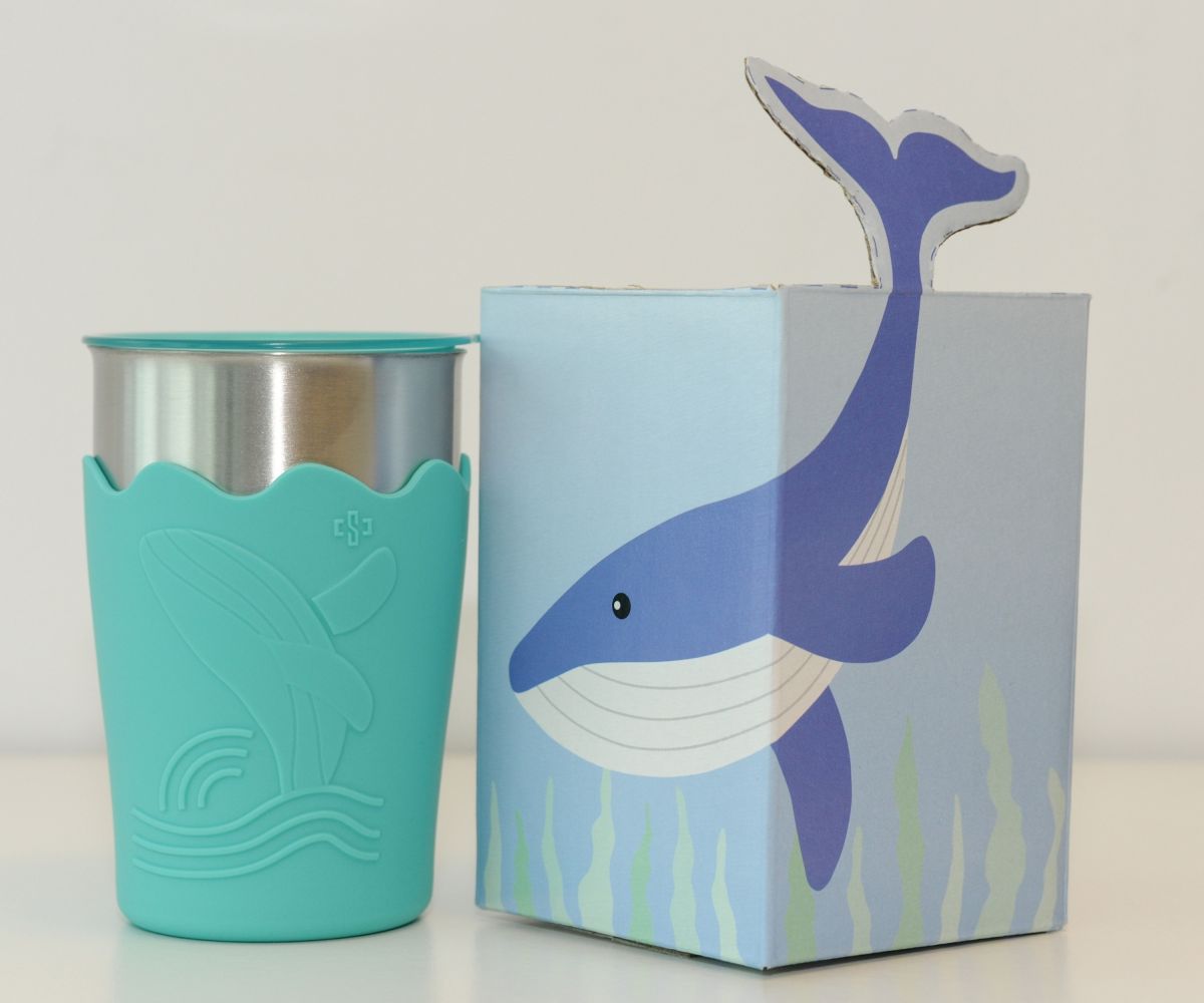 ▲中鋼公司股東會紀念品為鯨彩都繪抗菌鋼杯。(圖／中鋼提供)