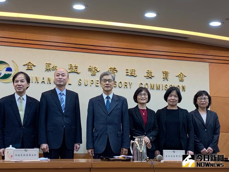 ▲金管會主委黃天牧(左三)召開上任以來首次記者,並與副主委許永欽及各局處首長合影。(圖/記者顏真真攝)