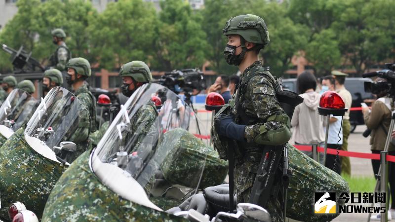 ▲蔡英文總統視導憲兵快反連,憲兵配備紅隼反裝甲火箭、綠迷彩重機首次對外公開。(圖/記者林柏年攝2020.05.26)