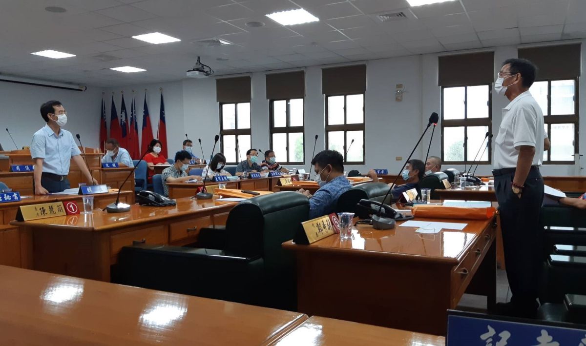 ▲鎮代陳青龍（右）等針對超額報名反對抽籤，向鎮長沈暉勛要求照單全收。（圖／記者簡勇鵬攝，2020.05.26）