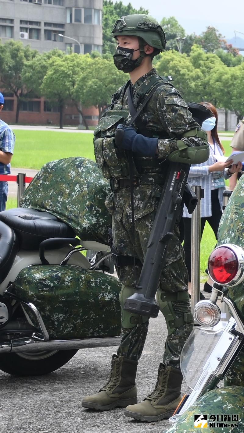 ▲蔡英文總統視導憲兵快反連,憲兵配備紅隼反裝甲火箭首次對外公開。(圖/記者林柏年攝2020.05.26)