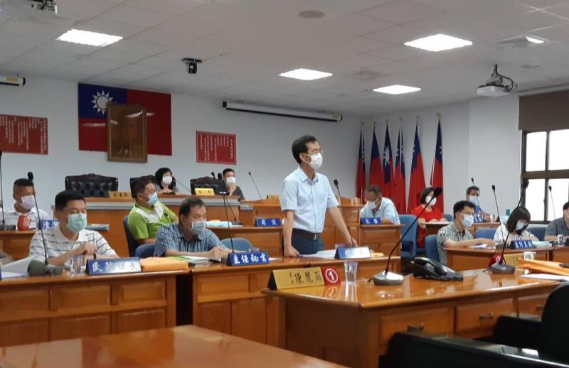 ▲斗南鎮長沈暉勛面臨鎮立托兒所超額招收或增班的難題。(圖/記者簡勇鵬攝,2020.05.26)