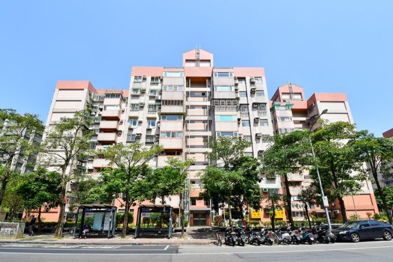 ▲南港區「重陽花園新城(基河國宅三期)」號稱可以最低價,入住南港重劃區。(圖/信義房屋提供)