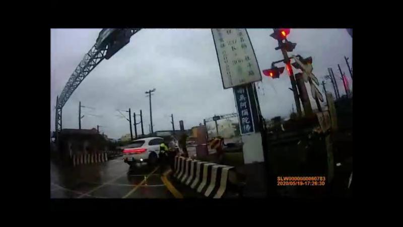 ▲洪姓民眾駕駛自小客車,從社頭鄉欲返回田尾住家,分行經社頭鄉社斗路鐵路平交道,車子突然熄火,整輛車停在平交道上。(圖/記者陳雅芳翻攝,2020.05.26)