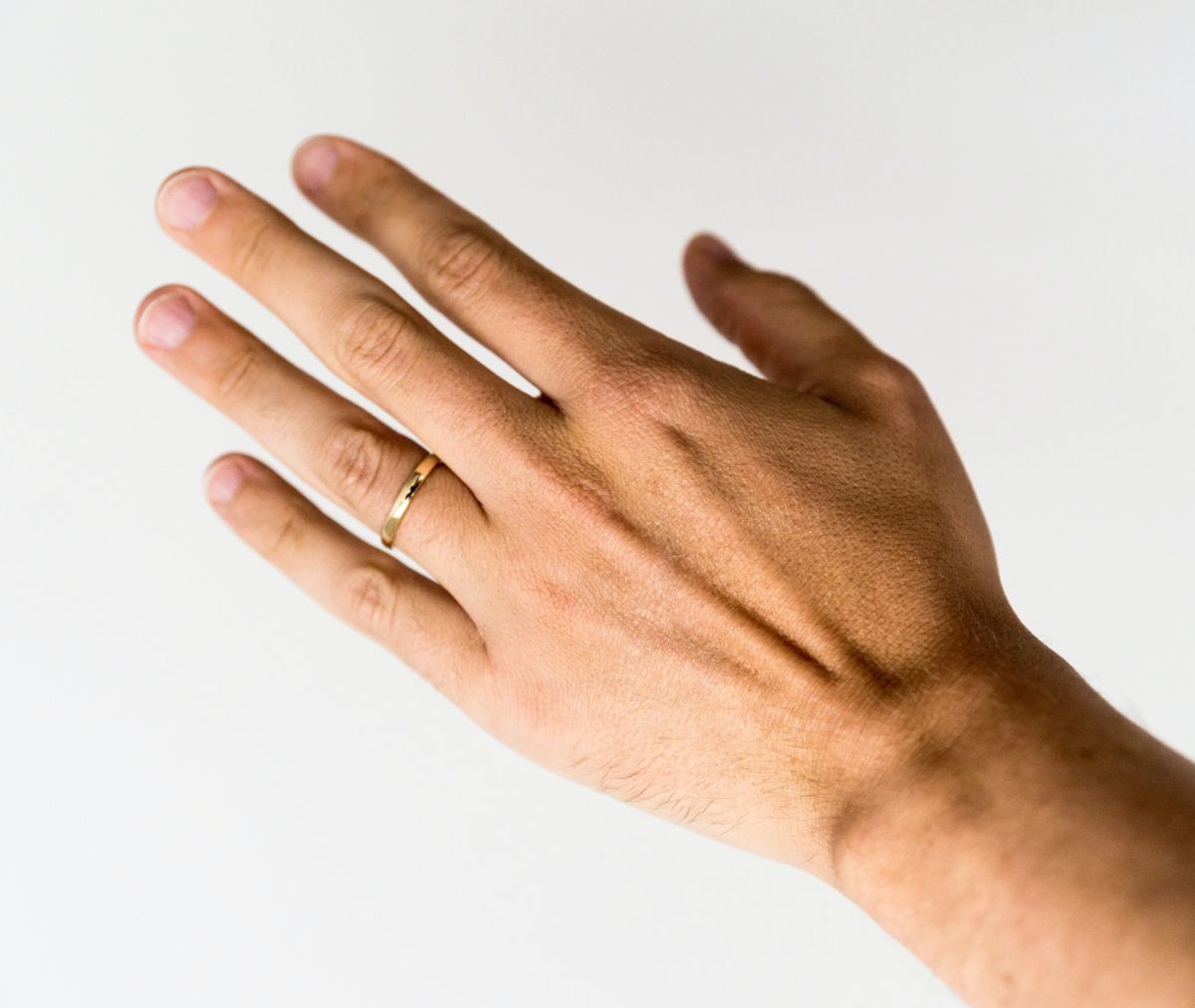 ▲英國生物學家認為男性無名指長度與染新冠肺炎死亡風險有關。（示意圖／取自Unsplash）