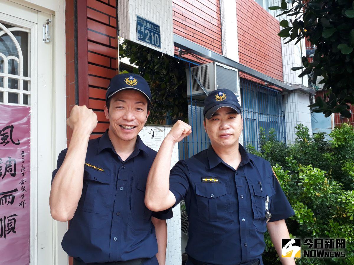 ▲社頭分駐所警員李文裕（右）、王士維二人，在社頭鄉社斗路鐵路平交道協助民眾將受困車輛駛離開平交道上。（圖／記者陳雅芳攝，2020.05.26）