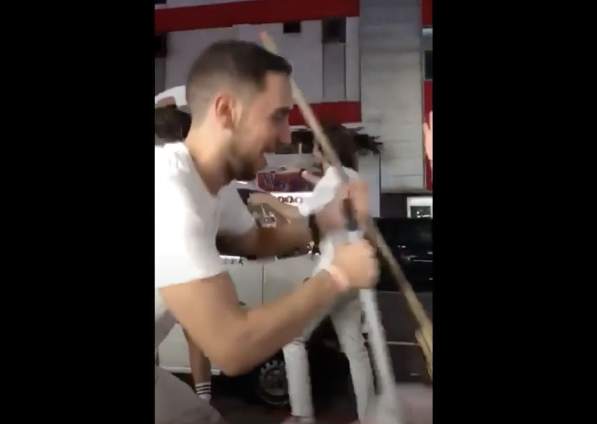 ▲一群酒醉的外國年輕人在台北信義區街頭爬樹、爬到車頂上跳舞、騷擾路上清潔人員，醜態全都錄，影片在網路引起熱議。（圖｜翻攝自YouTube影片）