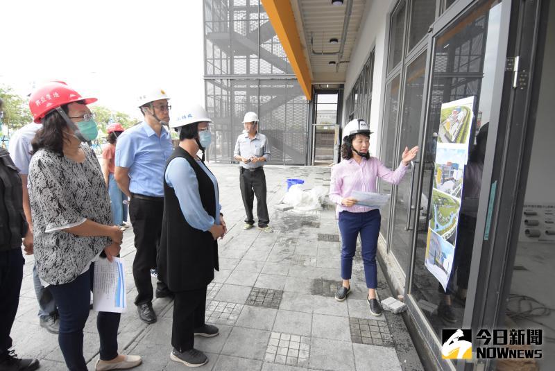 ▲彰化縣長王惠美視察彰南國民運動中心,聽取建築師工程簡報。(圖/記者陳雅芳攝,2020.05.26)