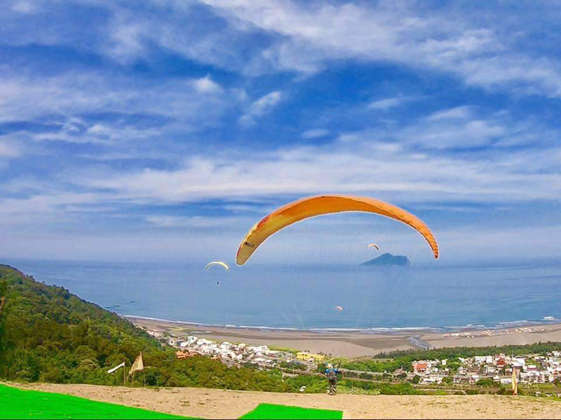 ▲宜蘭縣政府制訂「宜蘭縣無動力飛行運動管理自治條例」，未來縣內無動力飛行運動，不再無法可管。（圖／宜蘭縣政府提供)