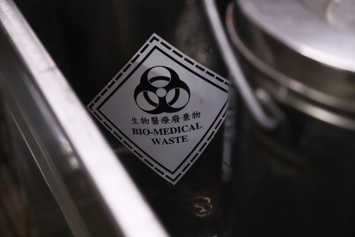 ▲在醫院病房區，不論是病人或是醫護人員所使用過的口罩，因可能接觸病患體液，因此被歸類為「感染性醫療廢棄物」。（圖／記者葉政勳攝）