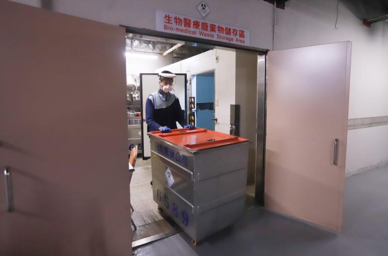 ▲醫院病房區所使用包含口罩等相關感染性醫療廢棄物,在運離醫院前,會先推至冷藏設備保存。(圖/記者葉政勳攝)