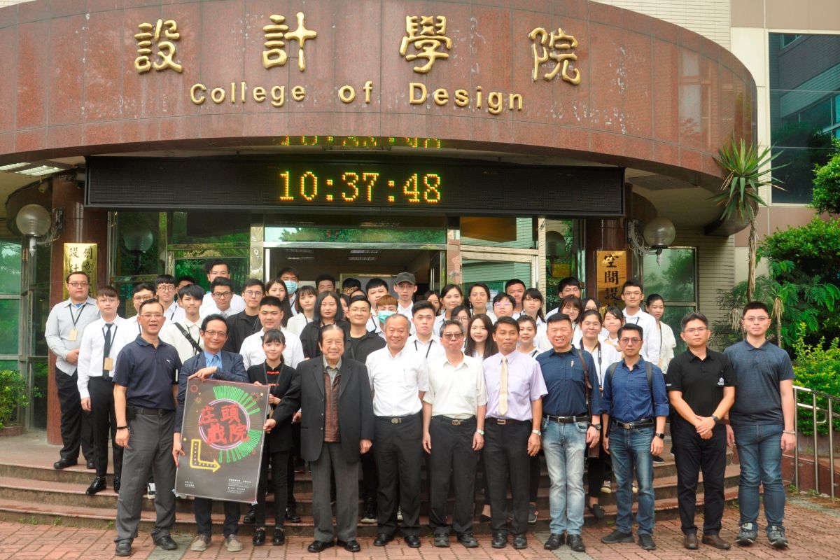 ▲建國科技大學董事長吳聯星參觀空間設計系畢業專題「庒頭戲院」，稱讚學生充滿創造力。（圖／記者葉靜美翻攝）