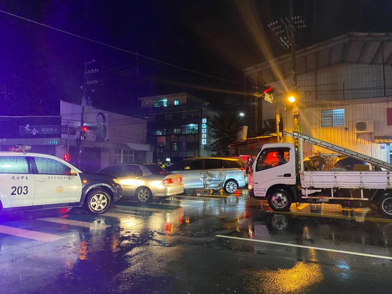 警朝拒檢車輛開槍仍兔脫　棄車遁進大圳逃逸
