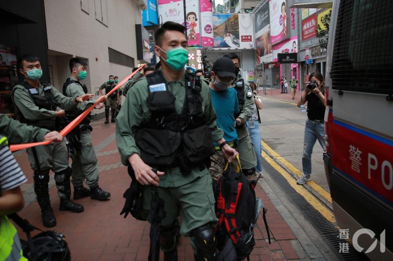 ▲警方在SOGO外逮捕攜帶疑似汽油彈的民眾。(圖/翻攝自《香港