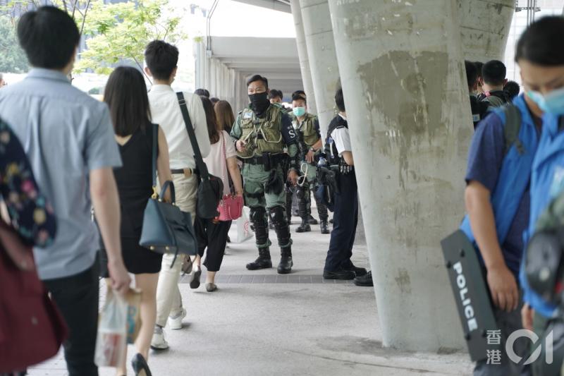 ▲港警在中信橋盤查證件。（圖／翻攝自《香港 01 》）