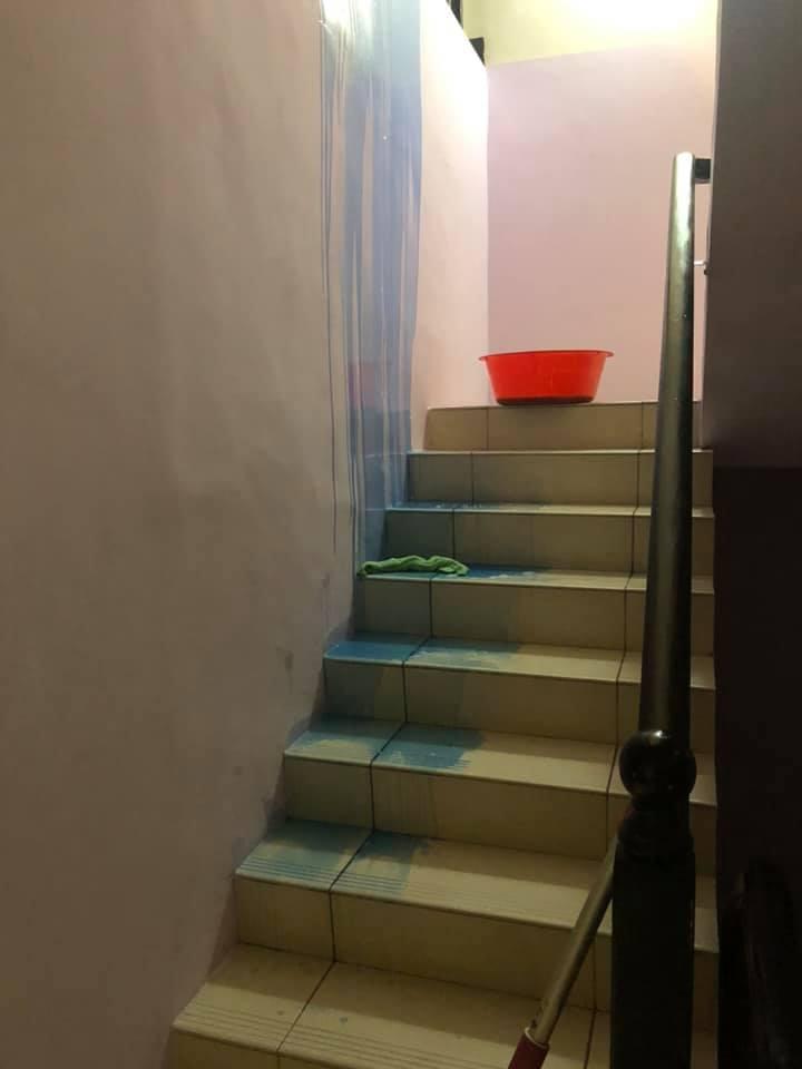 ▲洗衣精外洩造成一道藍色瀑布。(圖/翻攝自好市多商品經驗老實說)