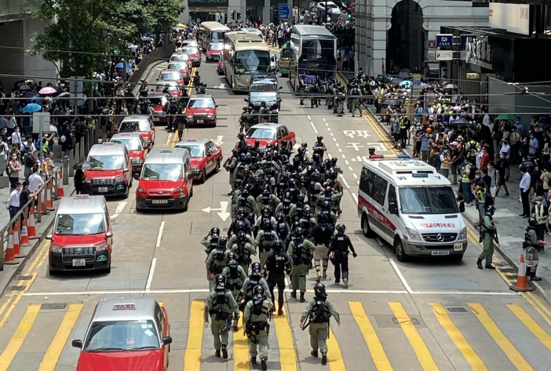 ▲示威活動期間，香港警察在道路上行走。（圖／翻攝自香港連登）