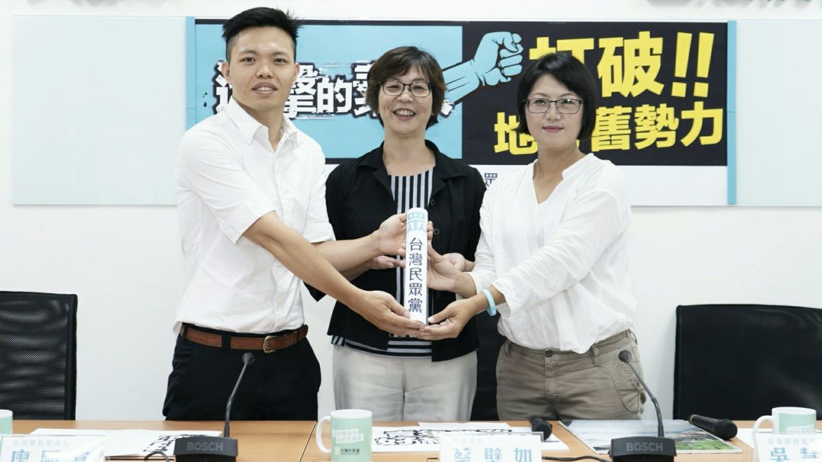 ▲無黨籍屏東縣崁頂鄉長參選人廖國富、民眾黨立委蔡壁如、民眾黨嘉義服務處副主任吳慧玲。（圖／台灣民眾黨提供）