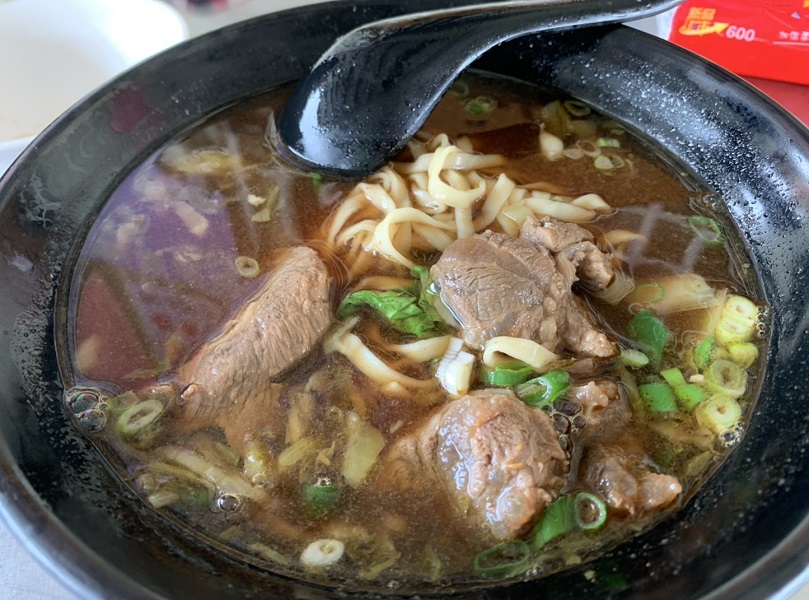 ▲被網友稱為「銷魂到靠北」的嘉義縣竹崎老松牛肉麵。(圖／記者陳惲朋攝）