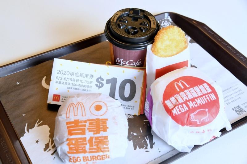 ▲無敵豬肉滿福堡加蛋搭配薯餅配餐,原價108元,可使用1張10元抵用券,這份讓人充滿活力的澎湃早餐折價後只要98元,非常優惠。(圖/記者林柏年攝)
