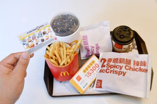 單點麥脆鷄腿兩塊$110,搭配甜心卡購買大薯$55送大可,加點1+1的勁辣香鷄翅、小杯玉米濃湯共215元,可折抵20;若購買任選4組1+1銅板輕鬆點$50優惠選擇,即可以再使用一張。(圖/記者林柏年攝) ▲單點麥脆鷄腿兩塊$110,搭配甜心卡購買大薯$55送大可,加點1+1的勁辣香鷄翅、小杯玉米濃湯共215元,可折抵20;若購買任選4組1+1銅板輕鬆點$50優惠選擇,即可以再使用一張。(圖/記者林柏年攝)