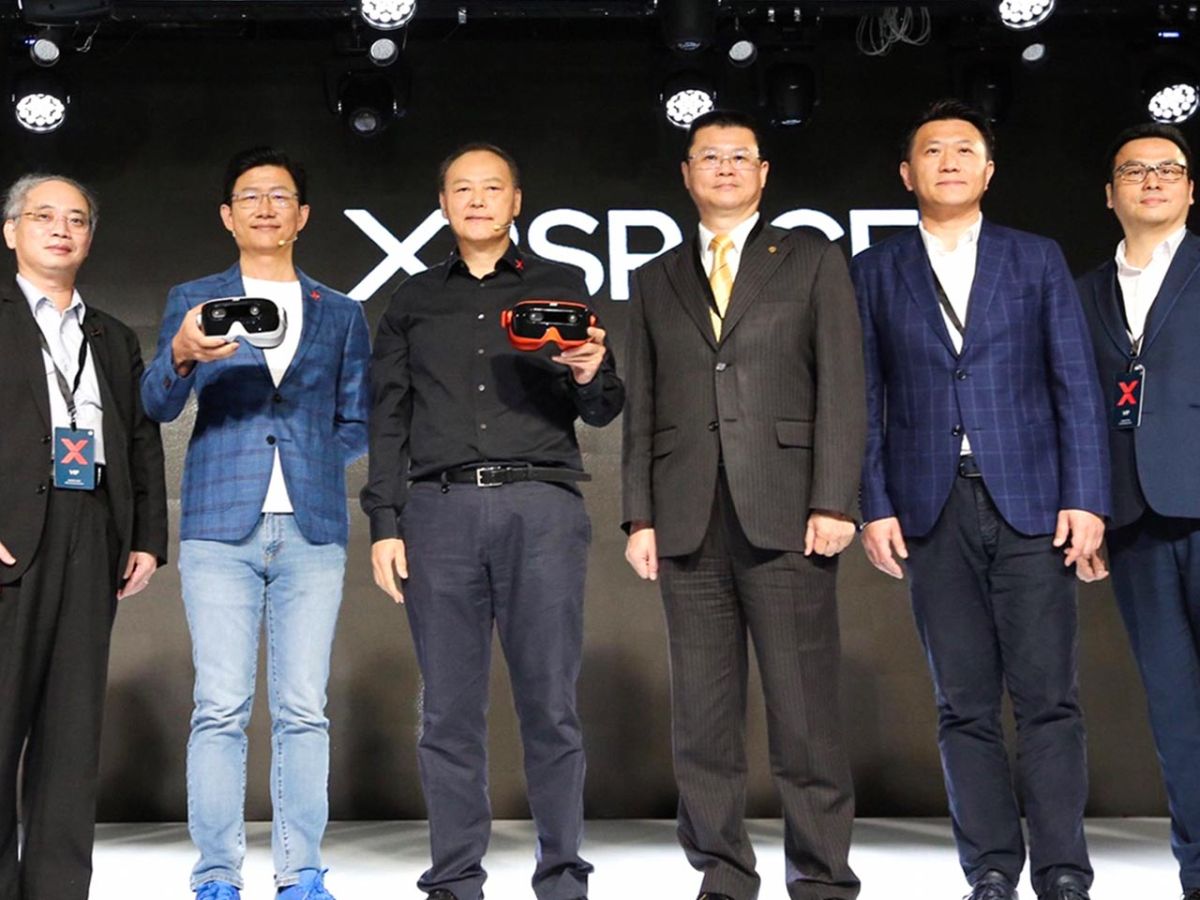 ▲永慶房產集團業務總經理葉凌棋(右3)參加XRSPACE全球發表會，宣布與周永明(左3)合作開發5G XR沉浸式遠距線上看屋服務。（圖／資料照片）