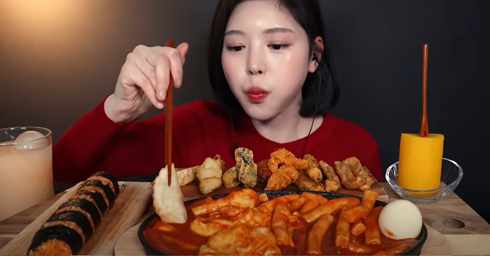 ▲南韓人氣大胃王「BOKI」日前上傳 ASMR 吃播，卻意外出現驚悚現象。（圖／翻攝YT Eat with Boki）