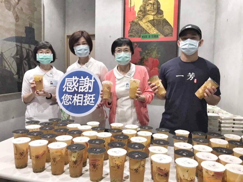 ▲一芳水果茶感謝醫護人員守護,全台送透透,親赴醫療院所送愛心飲料。(圖/一芳水果茶提供)