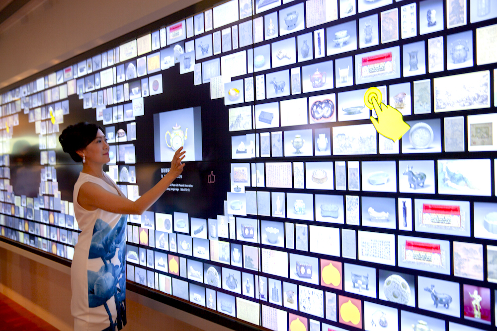 ▲故宮北院今（27）日正式推出全新的導覽大廳，結合數位典藏與互動科技，打造出亞洲最大的「文物互動導覽牆」。（圖／故宮提供）