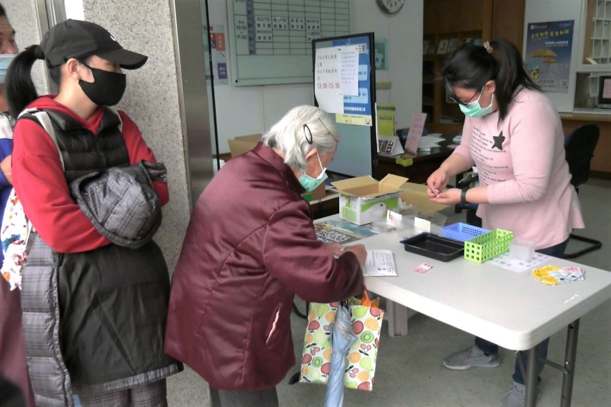 ▲6月起金門衛生所口罩販售時間改為星期一至星期五，請民眾留意。(圖/蔡若喬)