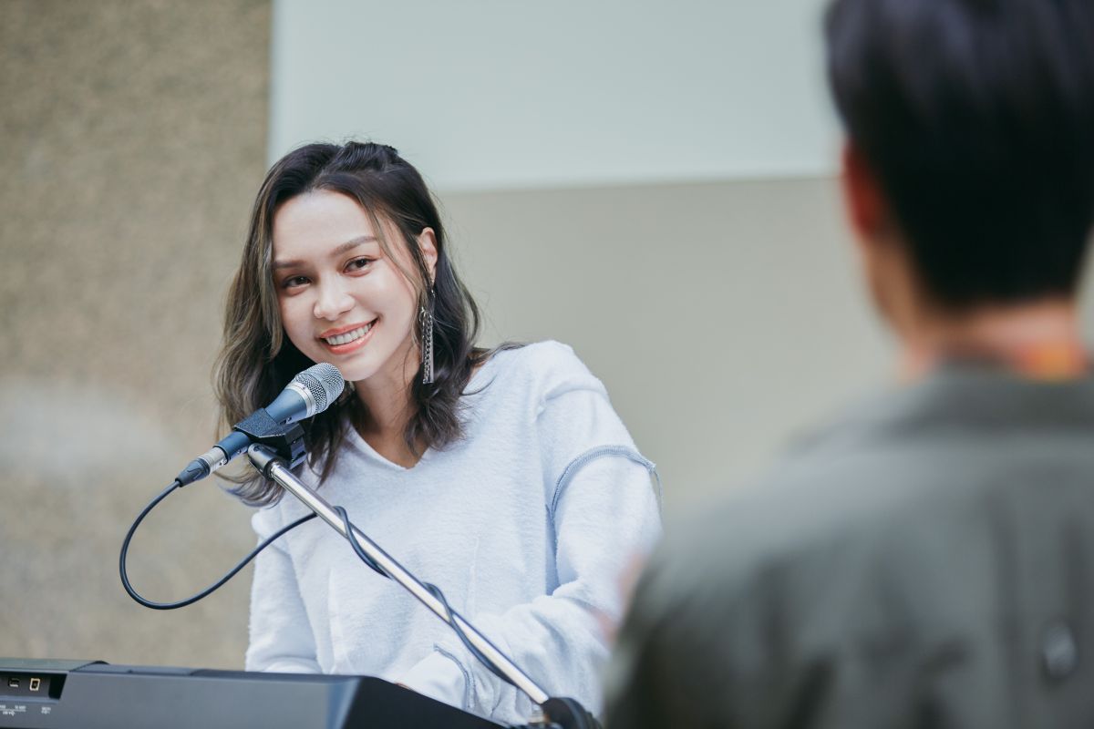 ▲林采欣回憶初戀，自爆為了約會翹課還被媽媽抓包。（圖／華納音樂提供）