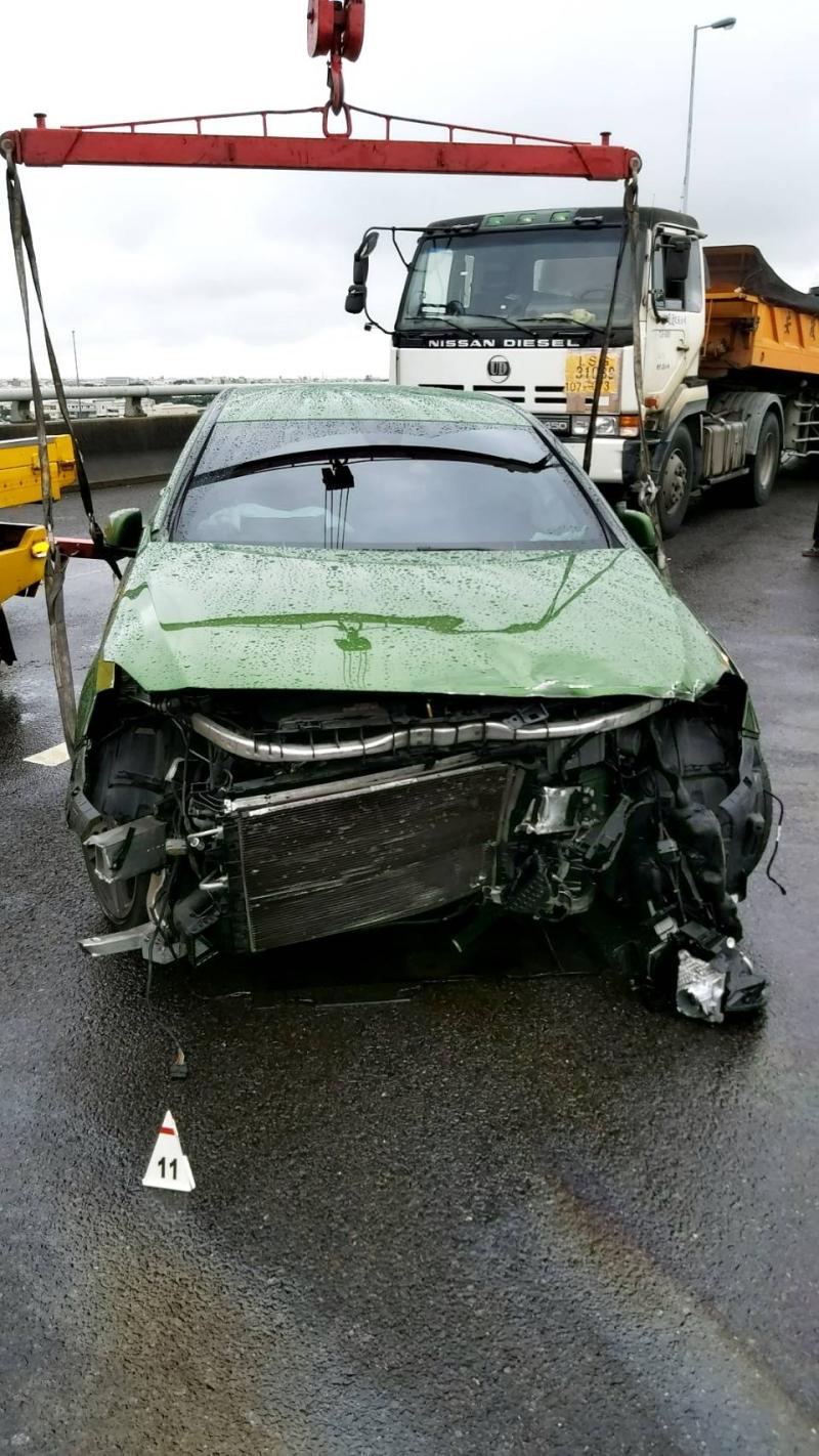 ▲事故現場大小車撞成一團，轎車更被撞得車頭全毀。（圖／記者陳雅芳翻攝，2020.05.27）