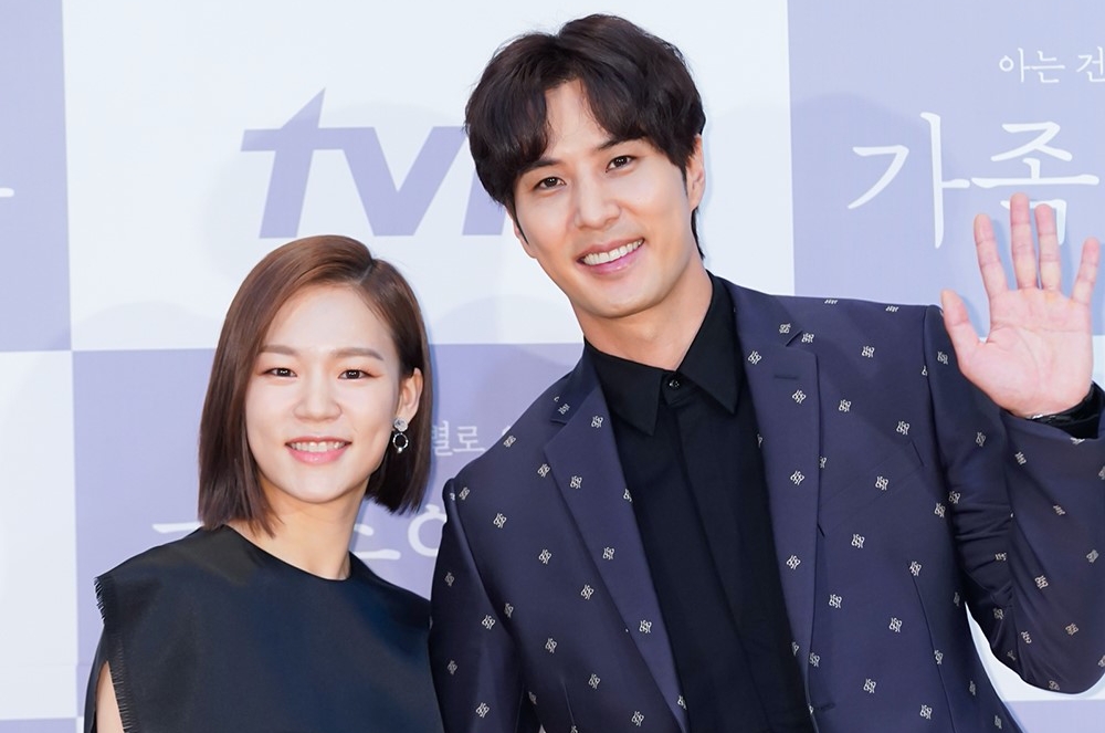 ▲金知碩（右）收到2公斤鮑魚很開心。（圖／愛奇藝台灣站）