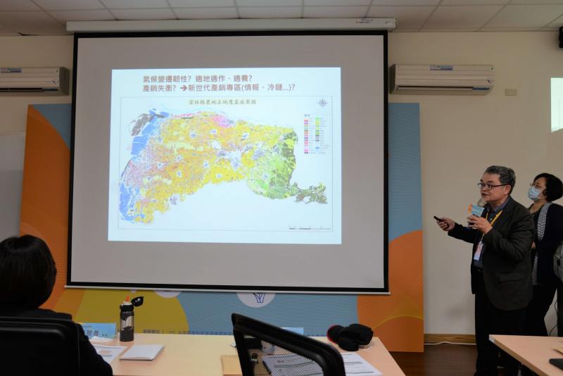 ▲縣政府因應後疫期時代來臨,聽取專家學者進行農業轉型改變簡報。(圖/記者蘇榮泉攝,2020.05.27)