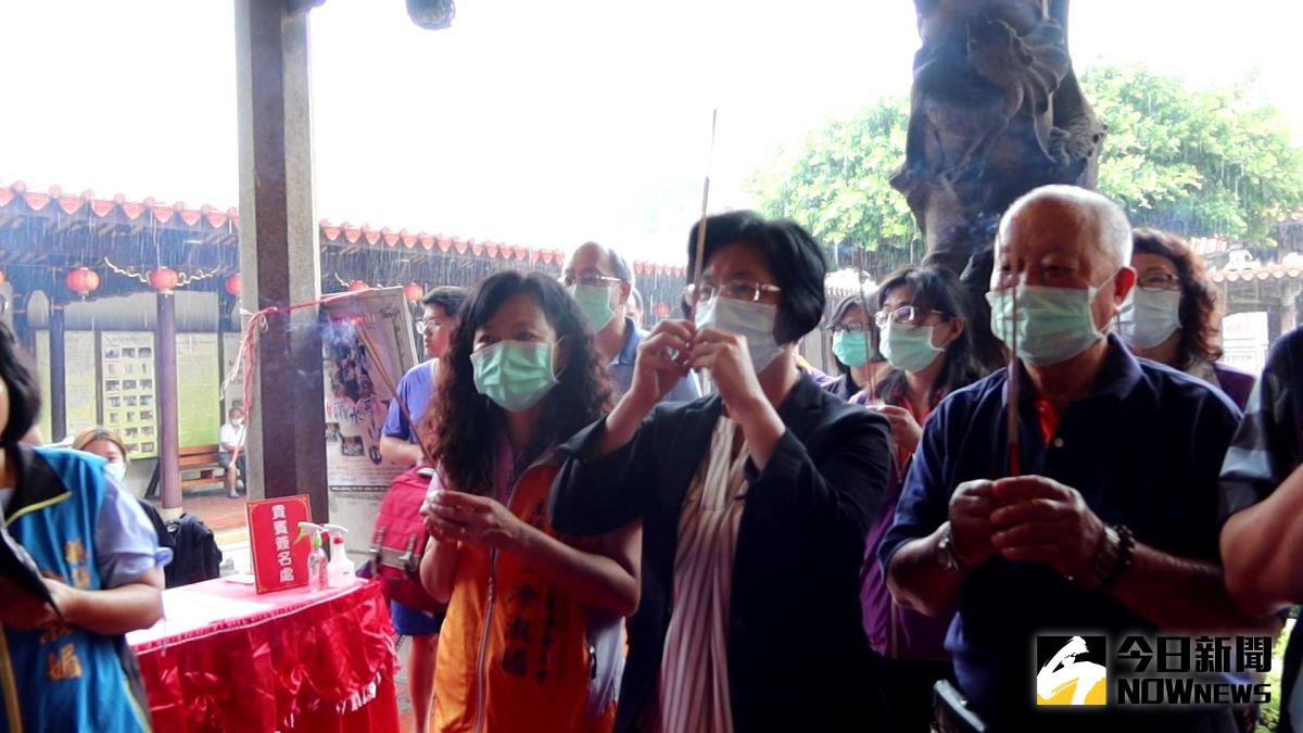 ▲彰化縣長王惠美等人於鹿港龍山寺以供香、供果、供花三獻禮，祈求觀音菩薩、龍王尊神廣施甘露，佑民平安度過疫情。（圖／記者陳雅芳攝，2020.05.27）