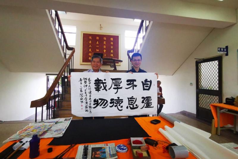 ▲雲林縣警察局虎尾分局藝文走廊揭牌典禮。(左起)雲林縣警察局虎尾分局分局長郝心誠、書法大師阮威旭。(圖/記者洪佳伶攝,2020.05.27)