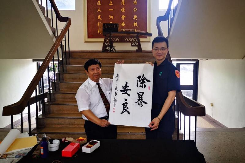 ▲雲林縣警察局虎尾分局藝文走廊揭牌典禮。(左起)雲林縣警察局虎尾分局分局長郝心誠、書法大師葛建浤。(圖/記者洪佳伶攝,2020.05.27)