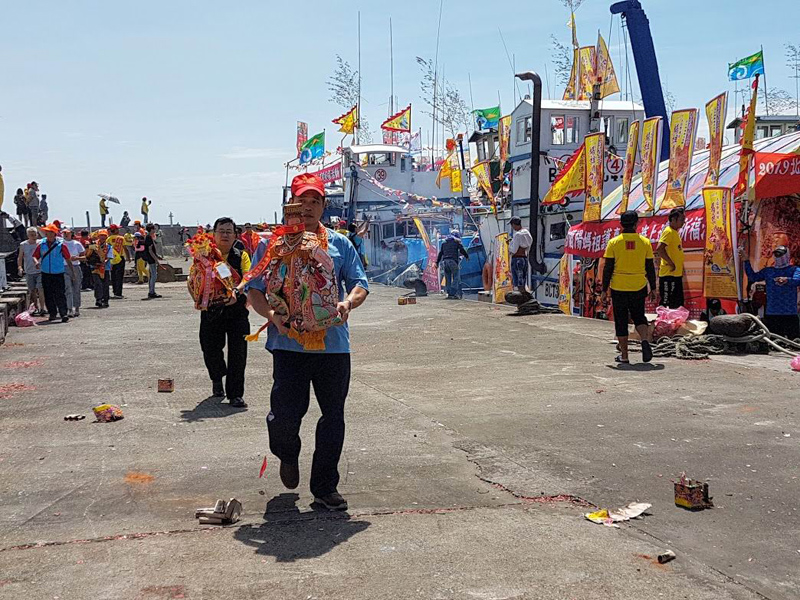 ▲去（2019）年北台灣媽祖文化節海上遶境後由頭城烏石港上岸進行陸上遶境。（圖／記者李清貴攝,資料照)