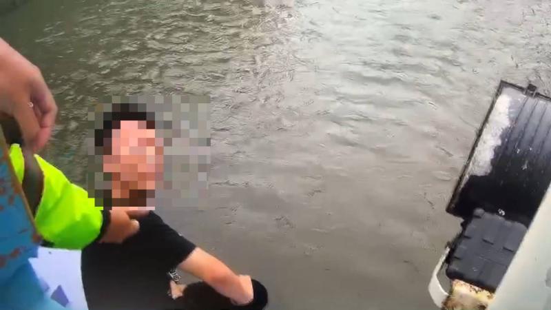 ▲情傷男子獨自盤坐在橋邊護欄外,嚇壞許多路過的民眾,以為他要跳河輕生。(圖/蘆竹分局提供)