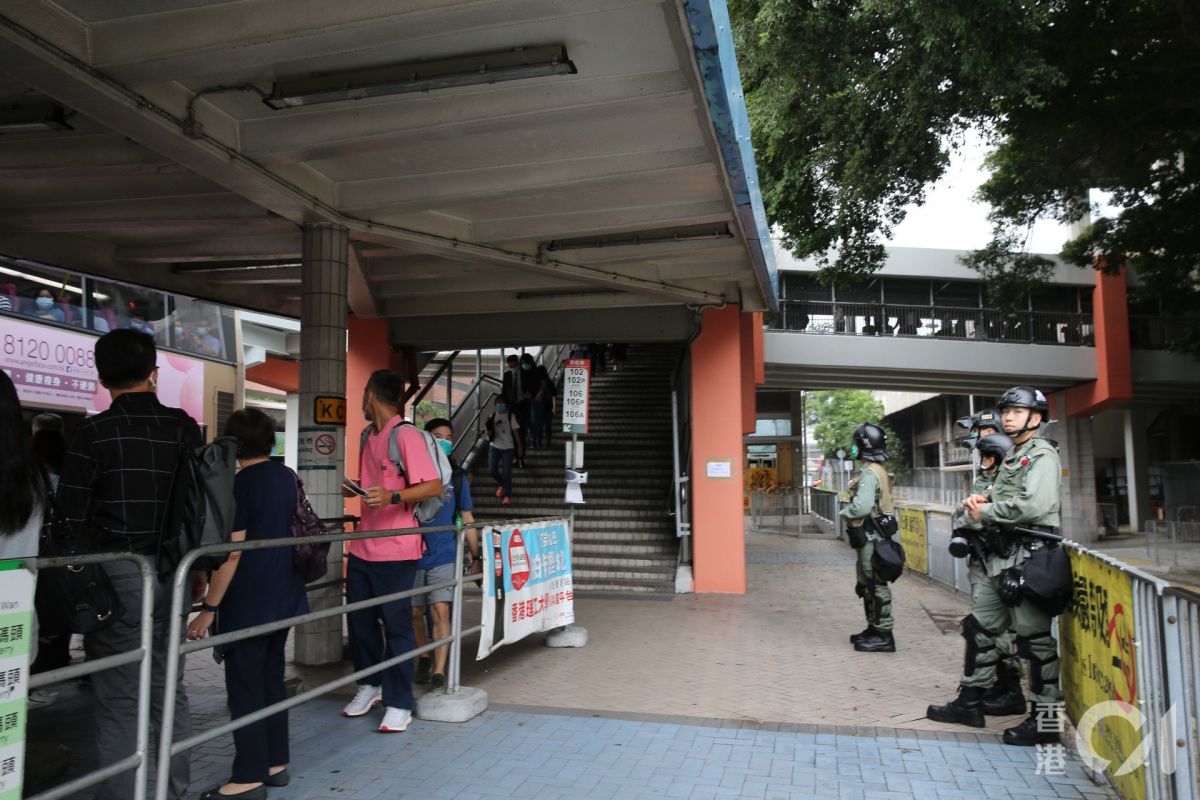 ▲港警於紅勘隧道戒備。（圖／翻攝自《香港 01 》）