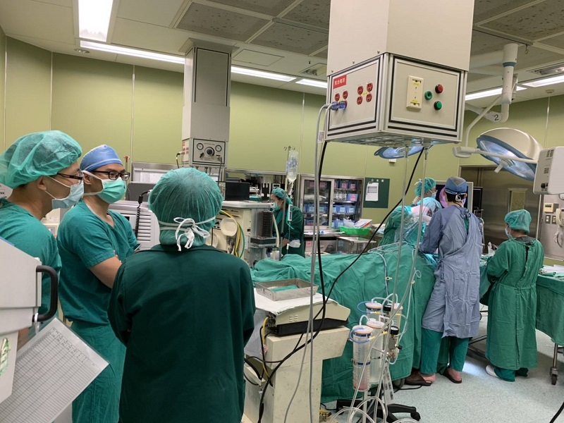 ▲為搶救病人，嘉義長庚醫院緊急組跨專科醫療團隊，並以最先進的微創手術治療。（圖／嘉義長庚醫院提供）