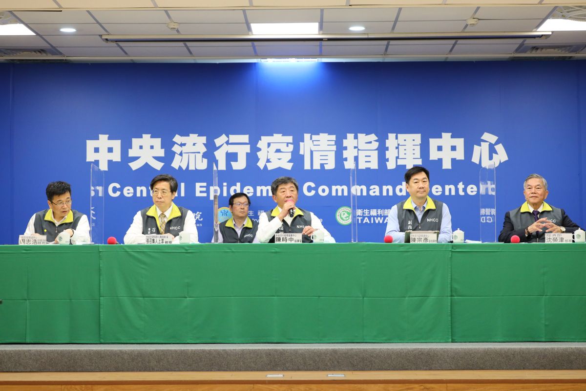 ▲指揮官陳時中（圖中）指出，就算6月7日前有零星的本土確診個案，也不會因此取消解禁放寬措施。（圖／指揮中心）