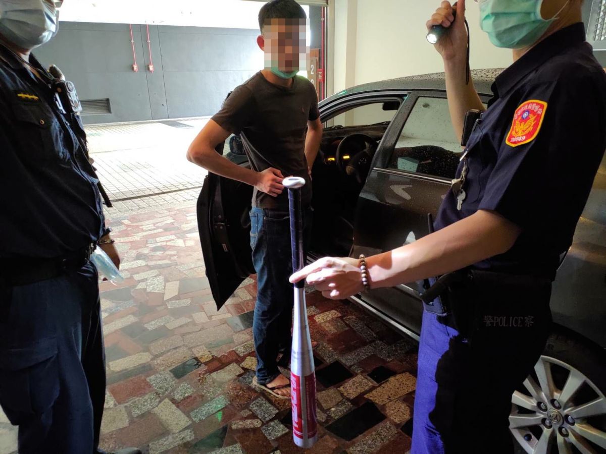 ▲3名男子為討債竟強行闖汽車旅館押走友人妻女，所幸警方獲報後，5小時攔截圍捕救回。（圖／記者郭凱杰翻攝，2020.05.2８）